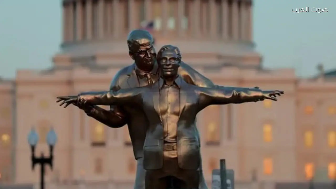 تمثال لترامب وإبستين يثير الجدل في واشنطن