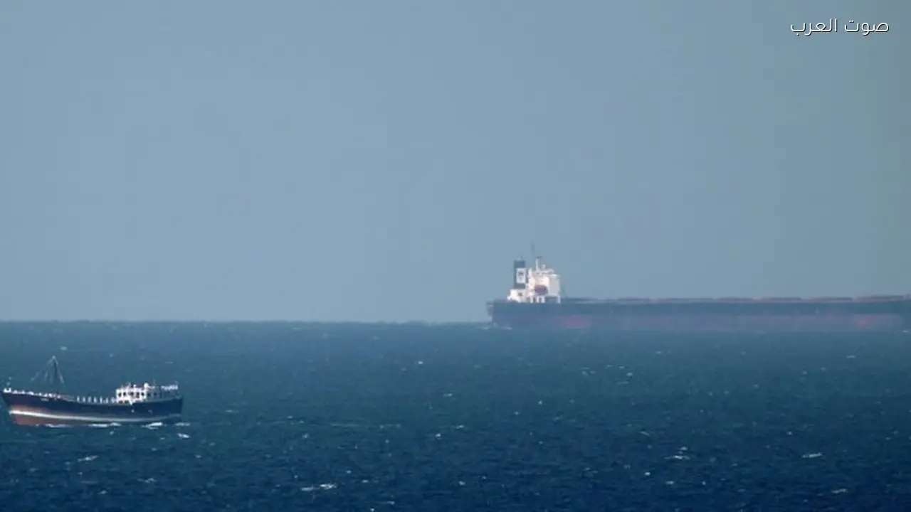جسم مجهول يصيب سفينة قبالة السواحل الإماراتية