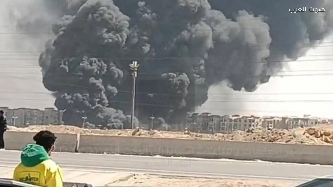 حريق في موقع إنشائي بمدينتي يثير أعمدة الدخان في السماء