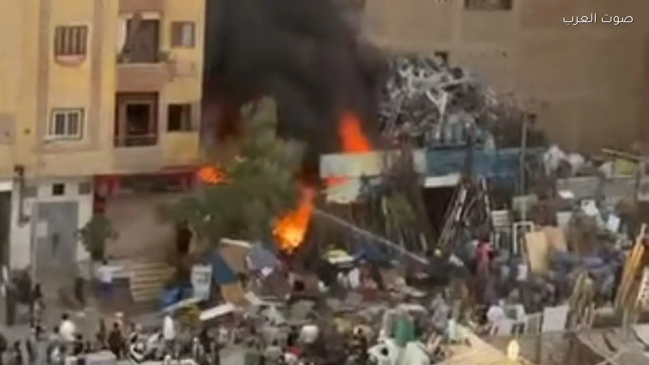 حريق يلتهم مخزن خردة وفرز قمامة بالعمرانية والدخان يغطي الدائري