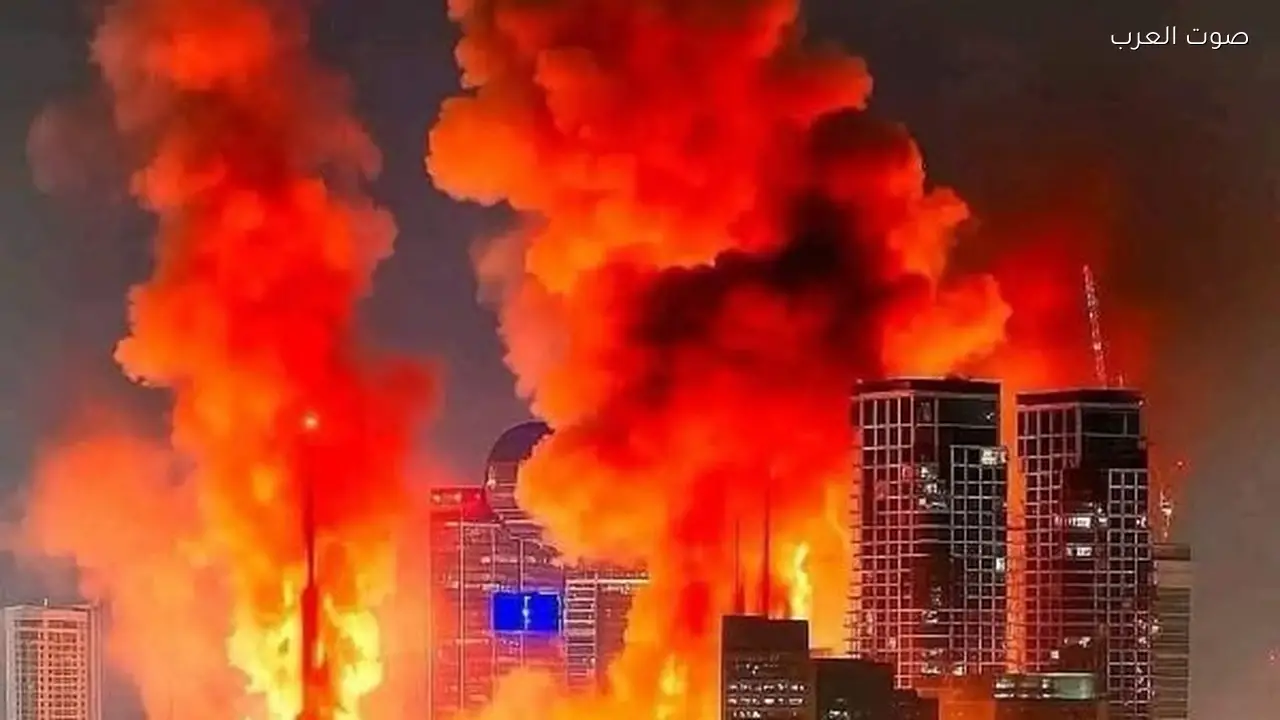 حطام صواريخ إيرانية يشعل سيارات في تل أبيب ويحتجز إسرائيليين