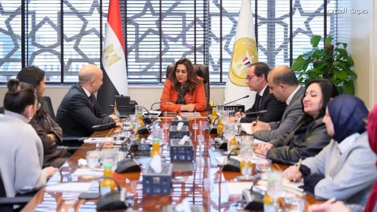 د. منال عوض: دعم القطاع الخاص لخفض الانبعاثات الكربونية