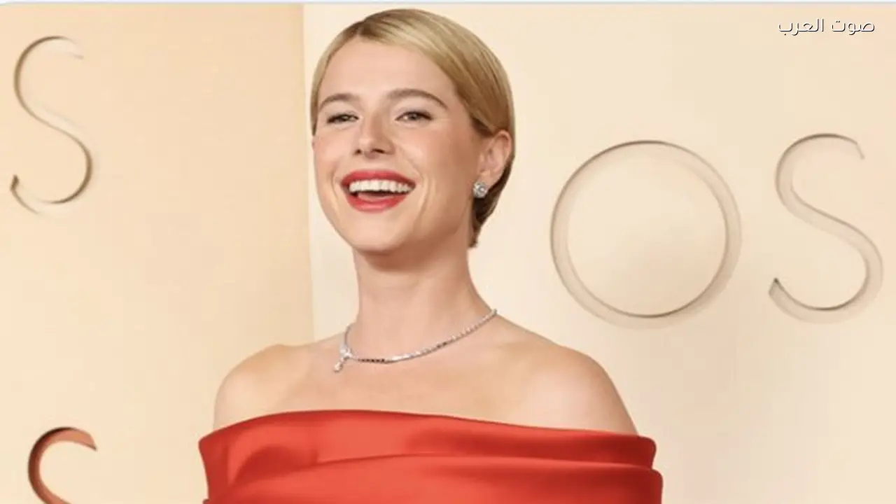 ديمي مور وجيسي باكلي تتألقان على السجادة الحمراء لحفل الأوسكار