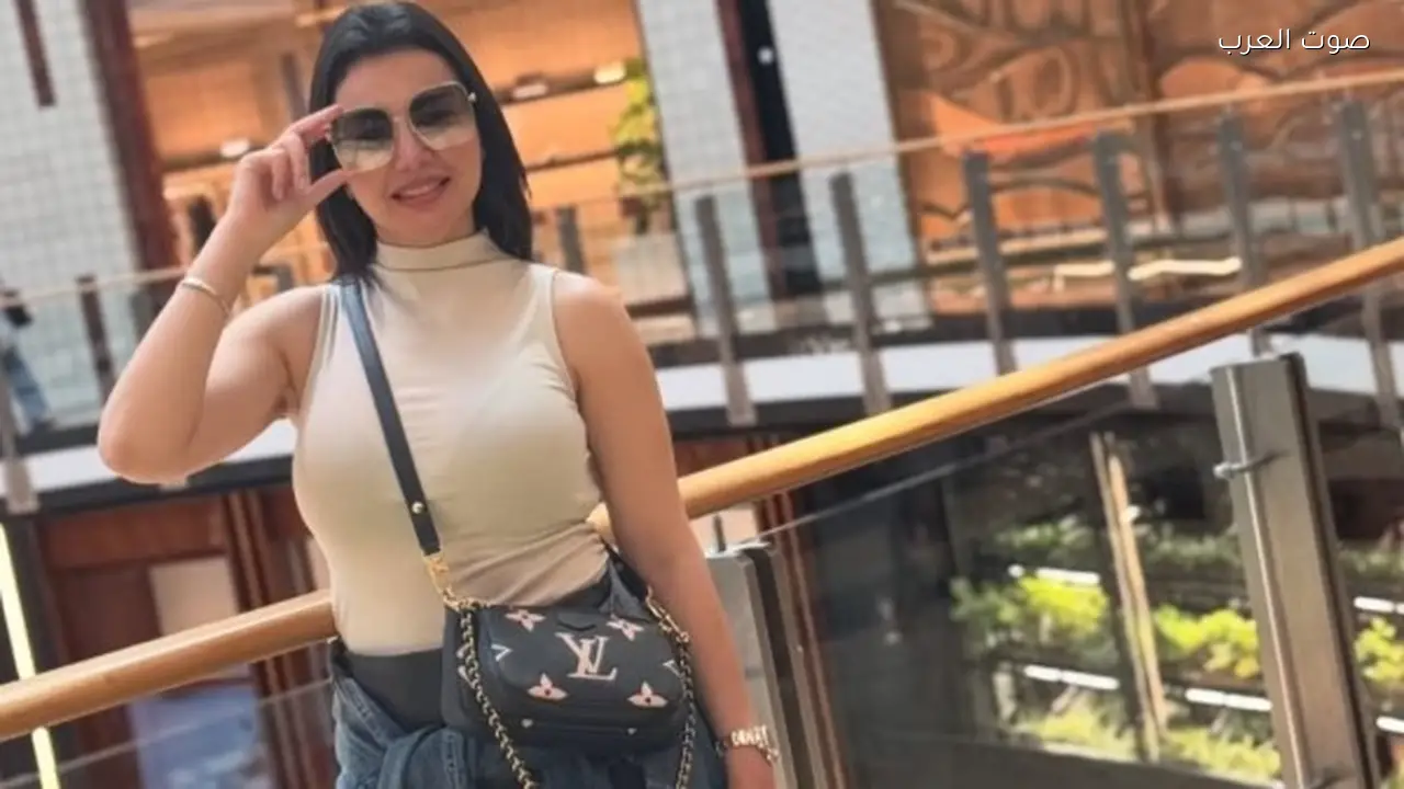 دينا فؤاد تتألق بإطلالة جريئة بالشورت