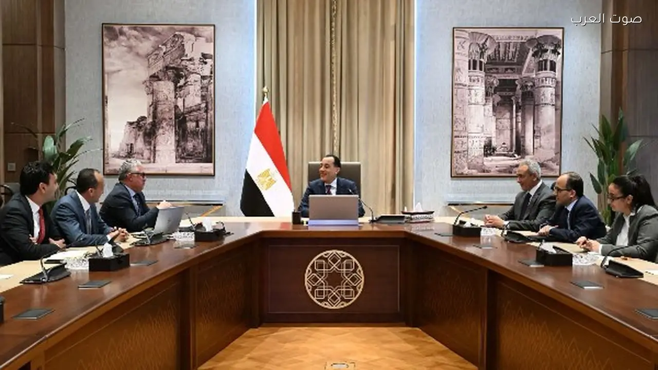 رئيس الوزراء يراجع مشروعات المنطقة الاقتصادية لقناة السويس