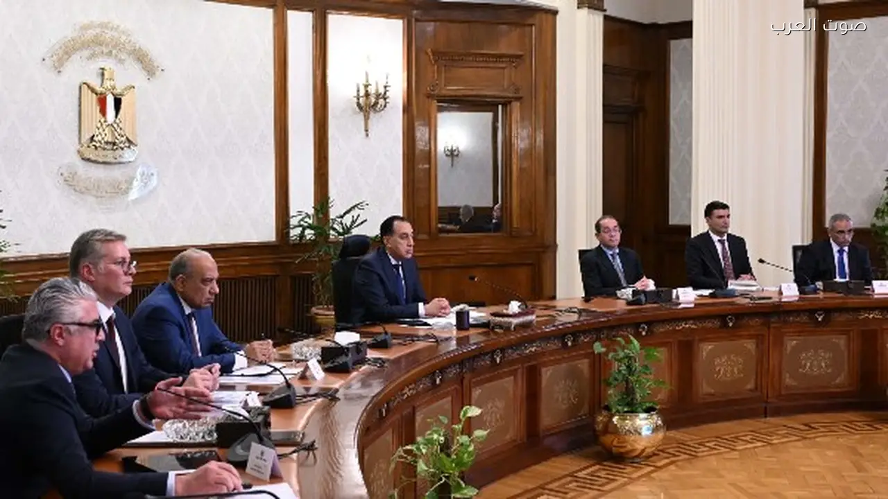 رئيس الوزراء يراقب تنفيذ مشروعات جديدة في قناة السويس