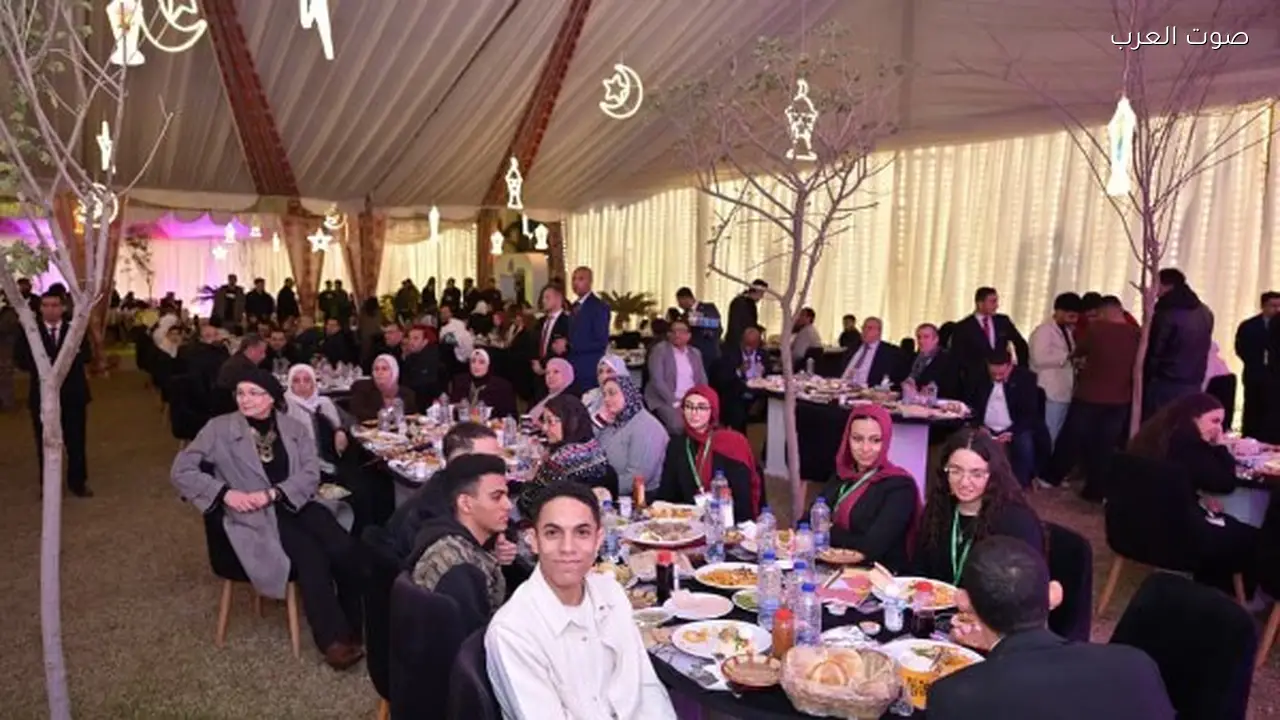 رئيس جامعة القاهرة يتناول سحورًا مع طلاب الأهلية والفرع الدولي