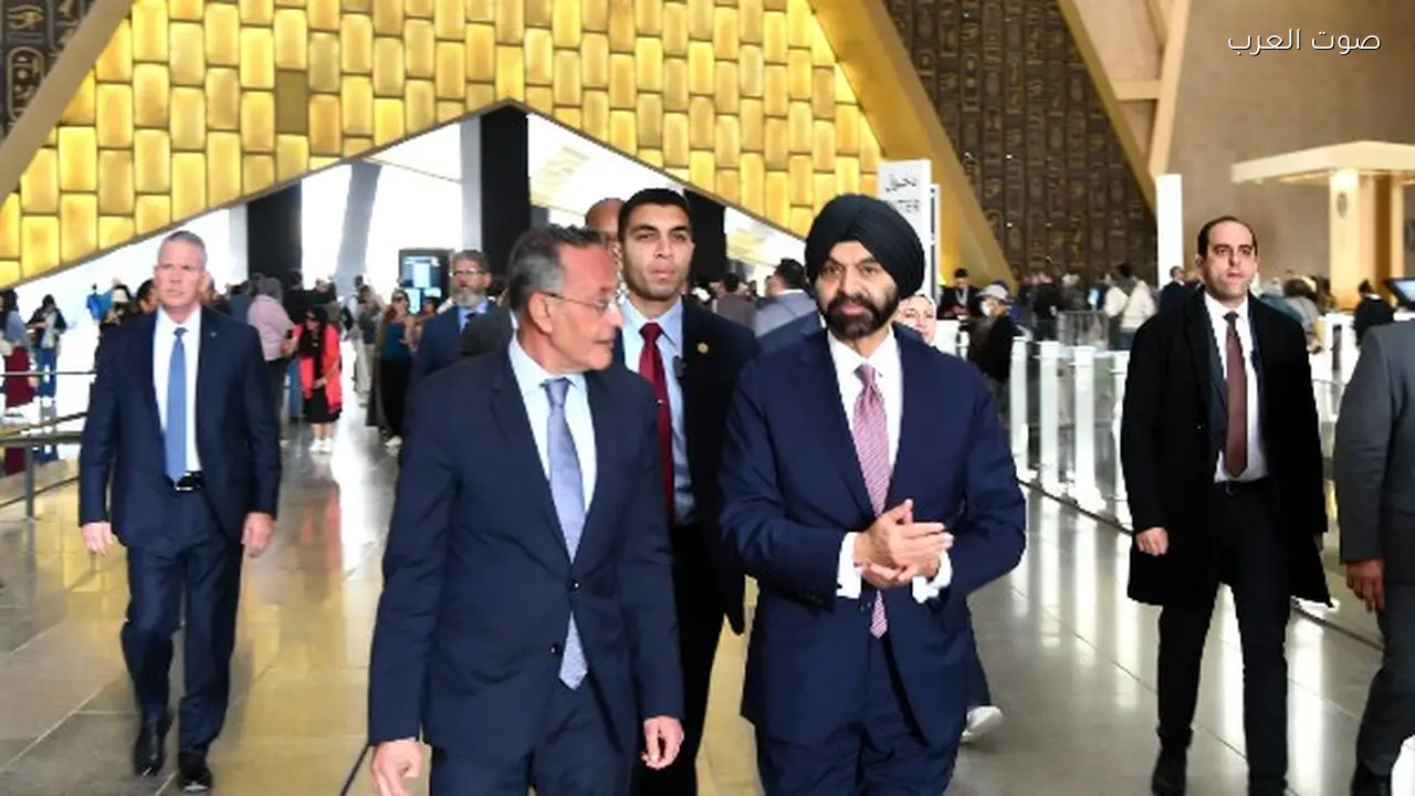 رئيس مجموعة البنك الدولي وزوجته يزوران المتحف المصري الكبير