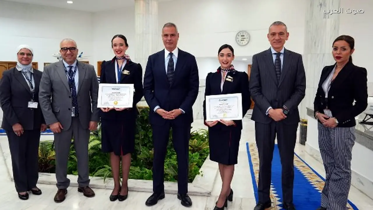 رئيس مصر للطيران يكرم طاقم ضيافة رحلة بسبب تعاملهم المهني