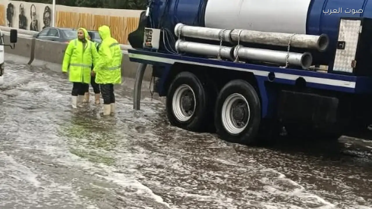 رئيس مياه الشرب بالجيزة يتفقد سحب مياه الأمطار في المحافظة