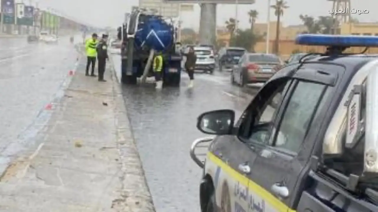 رجال الشرطة يتصدون لتداعيات الطقس السيئ