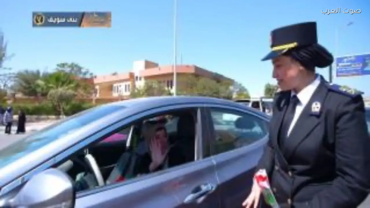 رجال الشرطة يحتفلون بعيد الفطر مع المواطنين بالورود