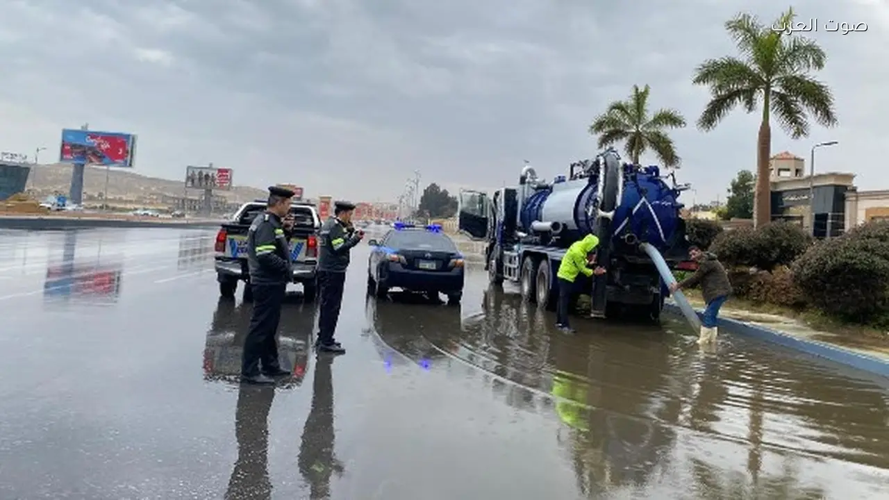 رجال المرور يتعاونون لشفط مياه الأمطار ومساعدة المواطنين