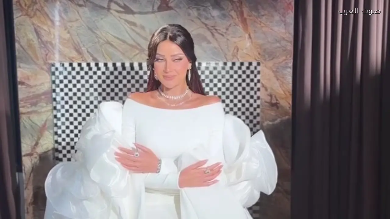 رضوى الشربيني تهنئ جمهورها بعيد الفطر بفستان أبيض طويل