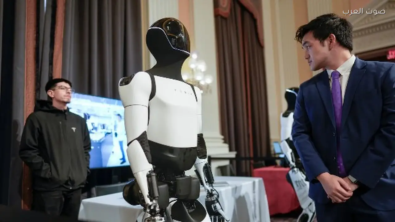 روبوت أوبتيموس من ماسك يثير المنافسة في الذكاء الاصطناعي الجسدي