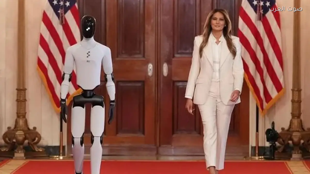 روبوت بشري يتصدر الأضواء في البيت الأبيض بدلاً من ميلانيا ترامب