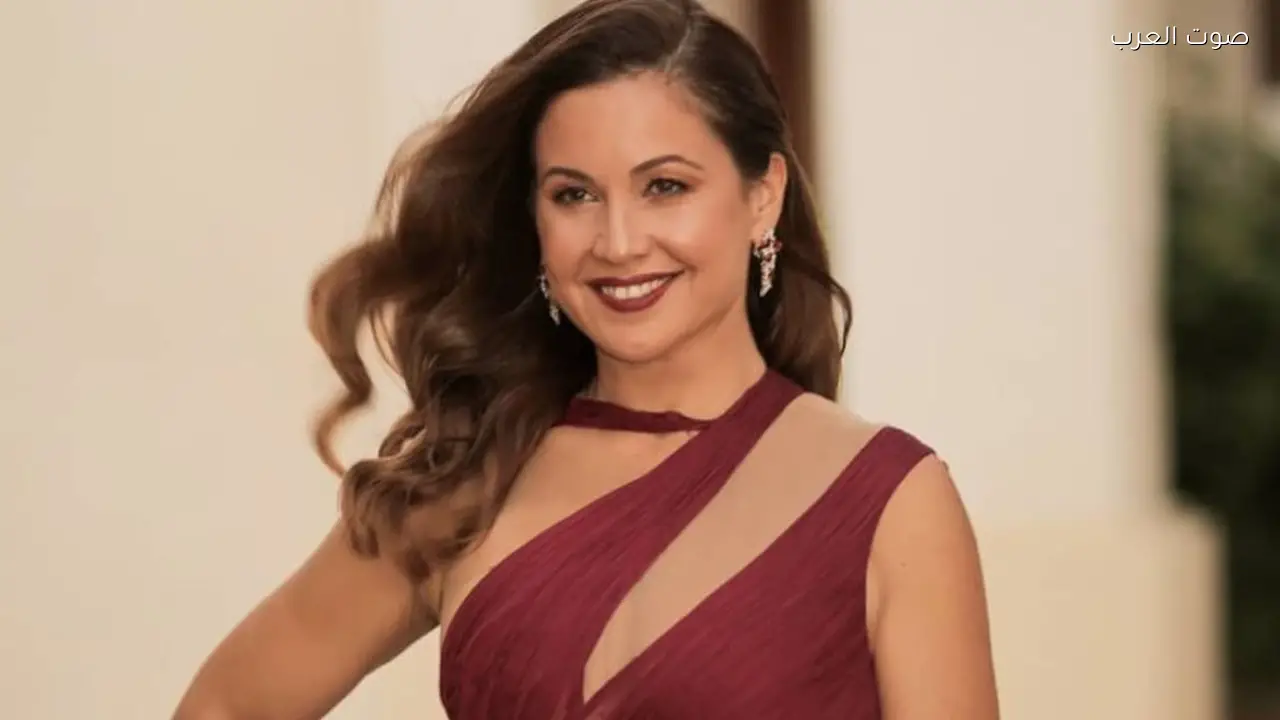 ريا أبي راشد تثير النقاش بإطلالتها في حفل الأوسكار