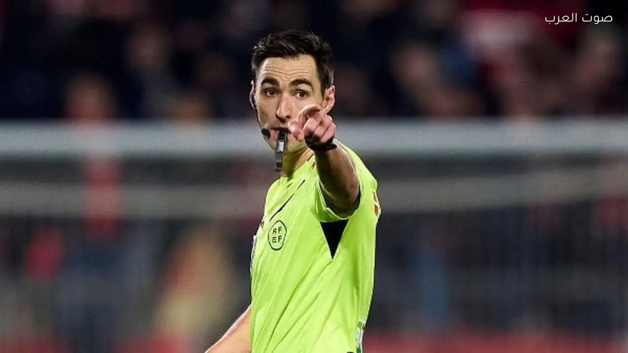 ريكاردو بينجوتشيا يدير مباراة برشلونة وأتليتكو مدريد في الكأس