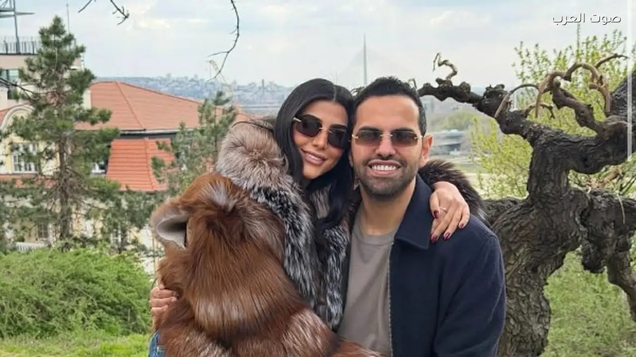 ريم سامي تحتفل بالعيد مع زوجها بملابس كاجوال