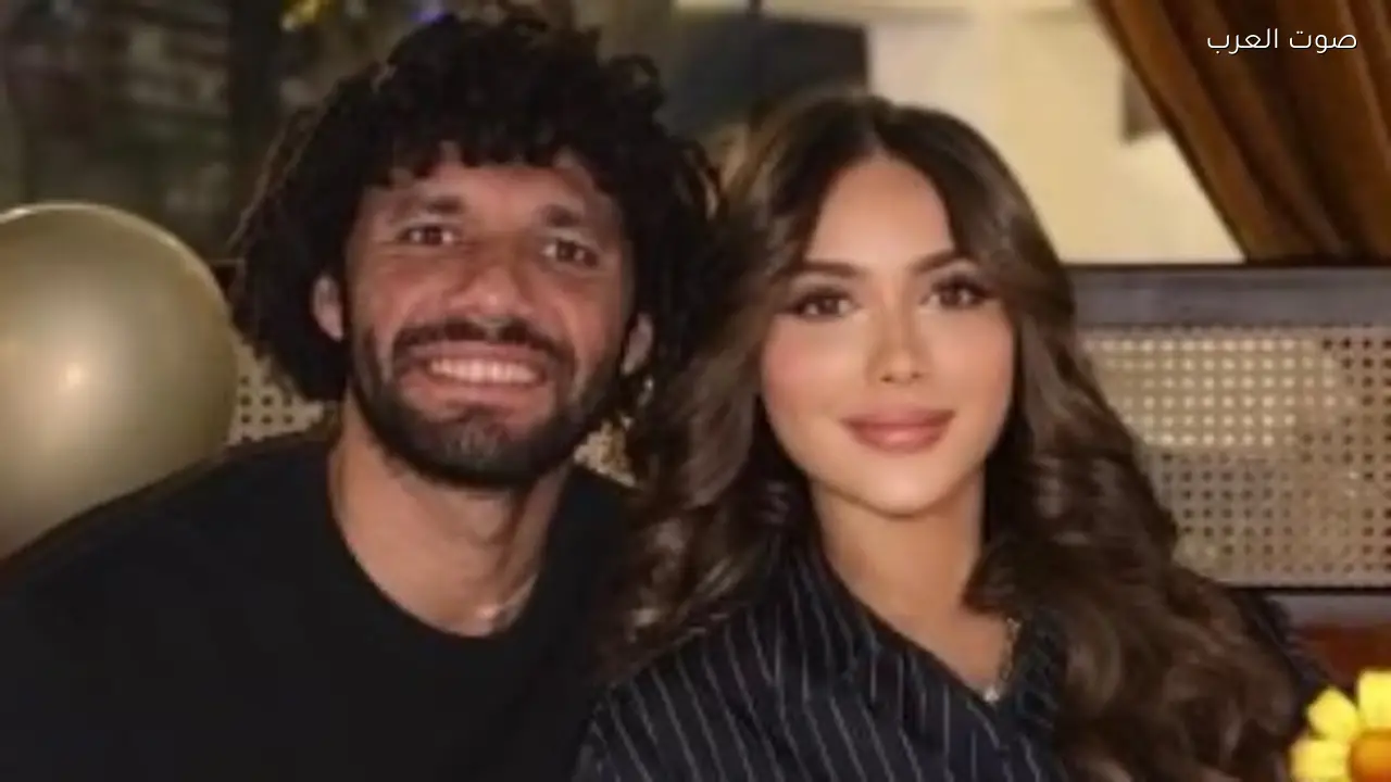 زوجة النني المغربية تحذف صورها معه وتلغي متابعته