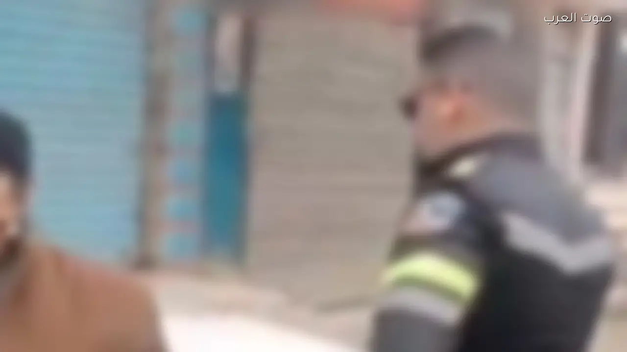 سائق ميكروباص يتهم ضابط مرور بالفيوم بعد حادثة رطم رأسه في الحائط