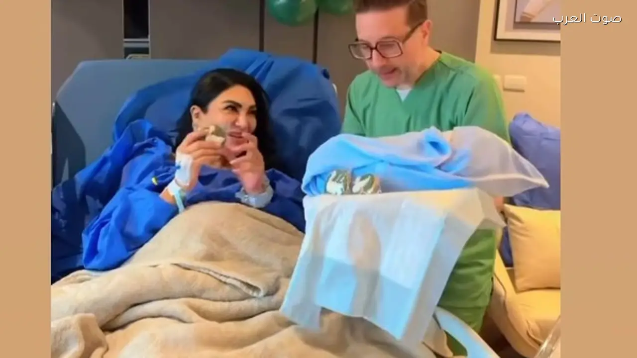 سالي عبد السلام تظهر لأول مرة مع مولودها من المستشفى