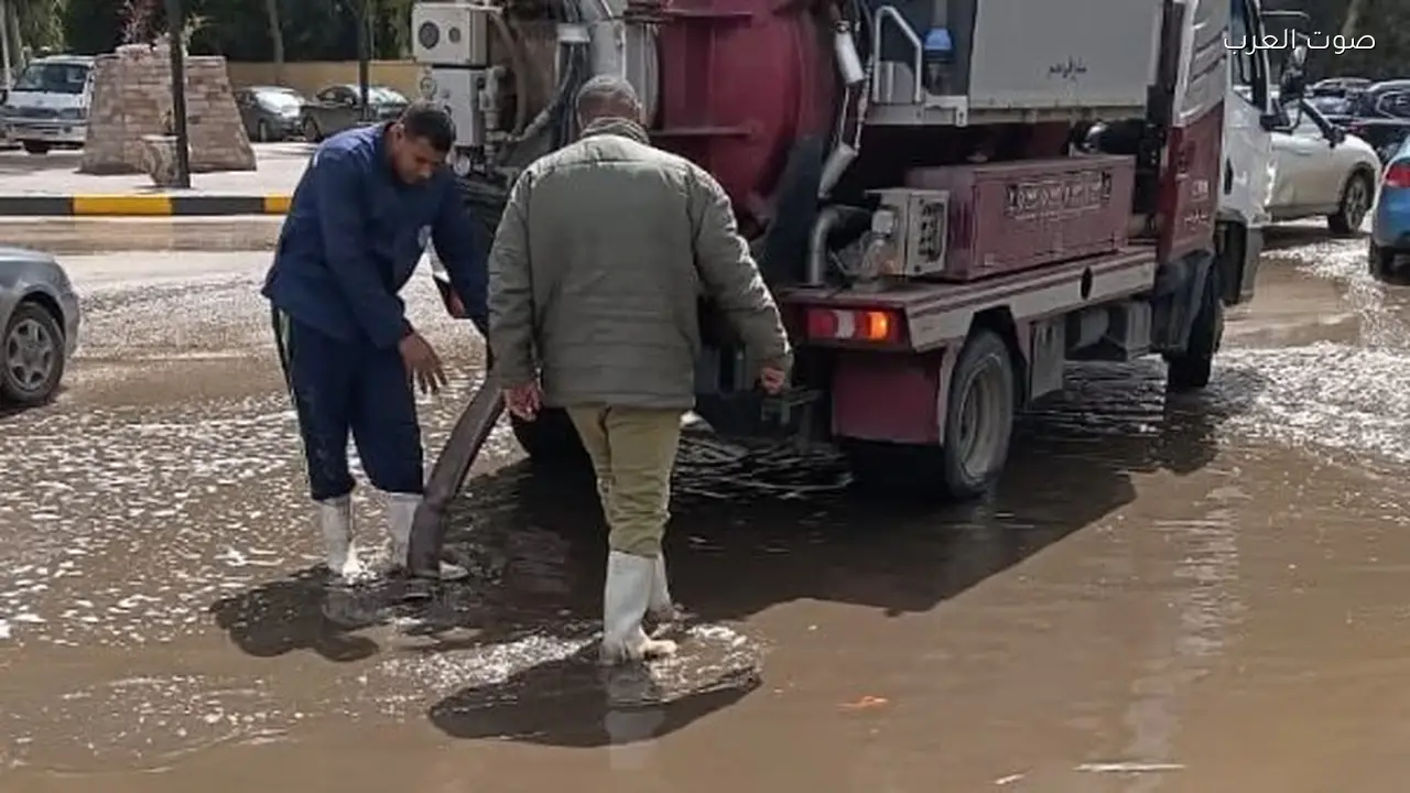 سحب تجمعات مياه الأمطار في الجيزة بسرعة
