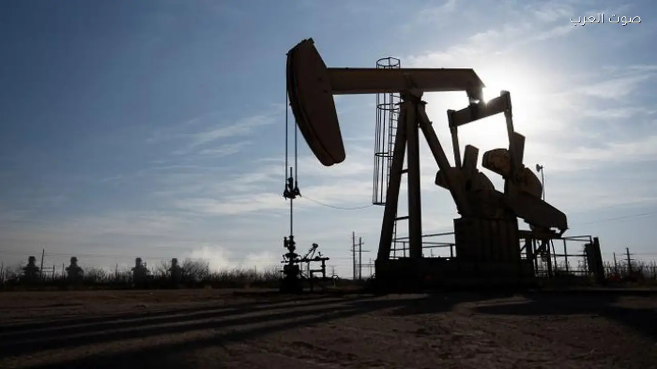 سعر النفط يتراجع 4% مع جني الأرباح وتوقعات بمفاوضات لإنهاء النزاع الإيراني