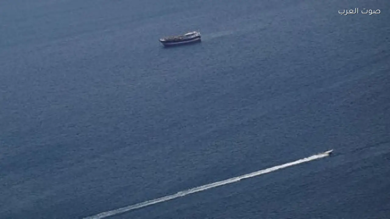 سفينة في مضيق هرمز تتعرض لضربة من مقذوف مجهول