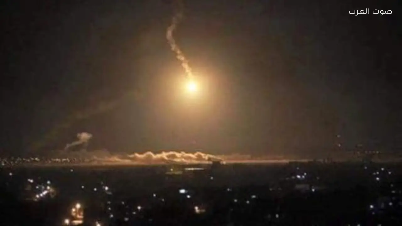 سقوط صاروخ في منطقة مفتوحة واعتراض آخر بتل أبيب
