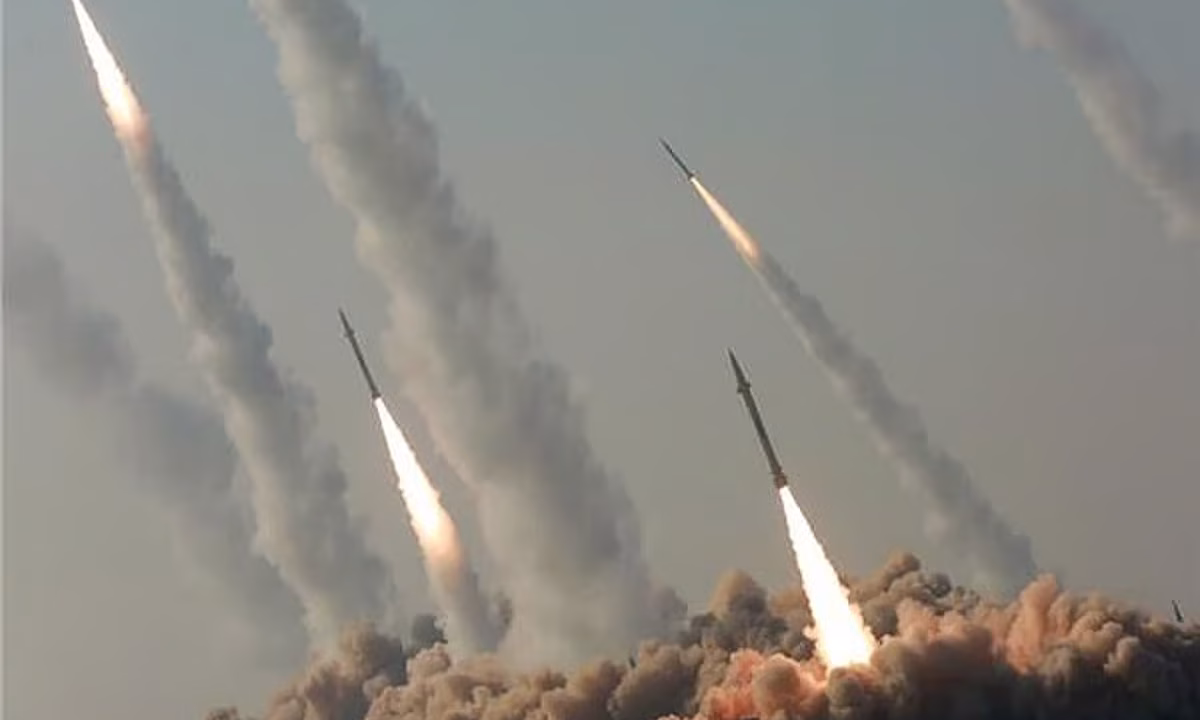 سقوط صاروخ في وسط إسرائيل يسفر عن 7 إصابات