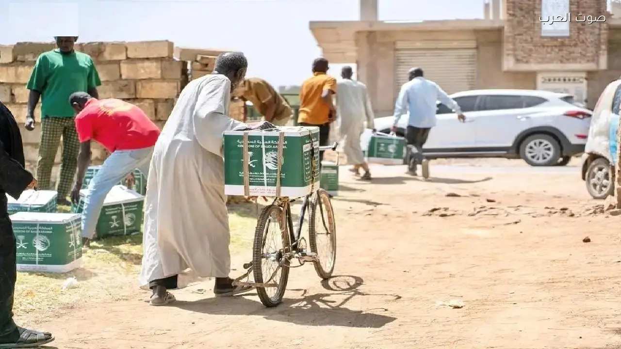 سلمان للإغاثة يوزع سلال غذائية للنازحين في السودان