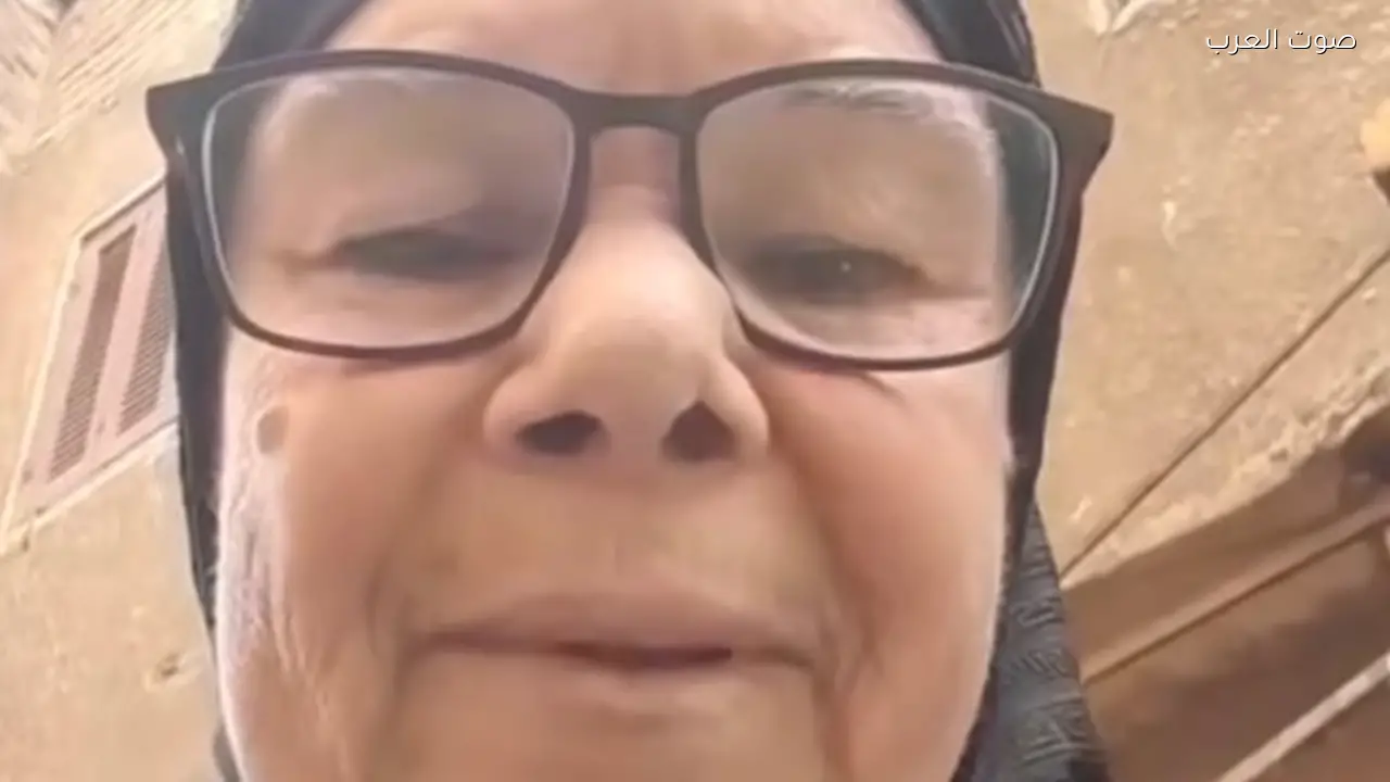 سيدة تدعو على بناتها في فيديو مثير للجدل وإحداهن ترد