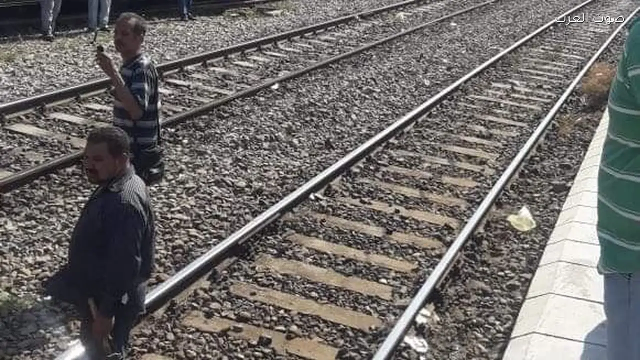 شاب يلقى مصرعه تحت عجلات قطار أثناء عبور شريط السكة الحديد في قنا