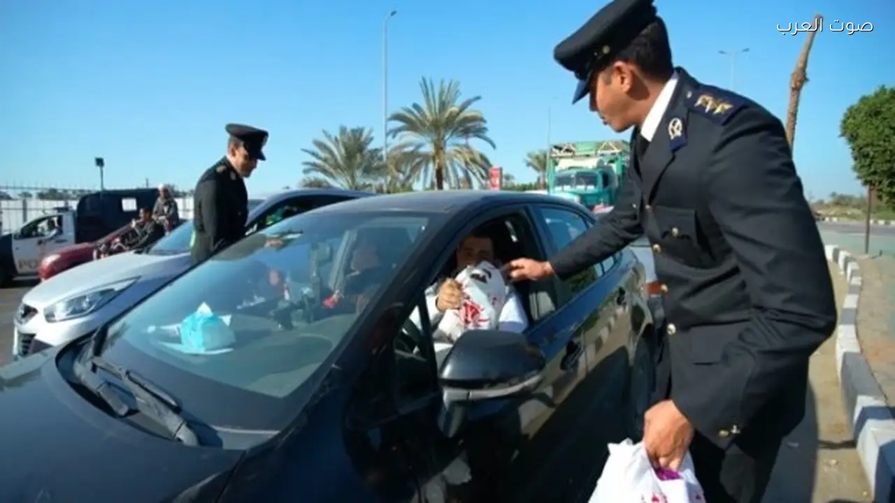 شرطة توزع وجبات الإفطار على المواطنين في الشوارع