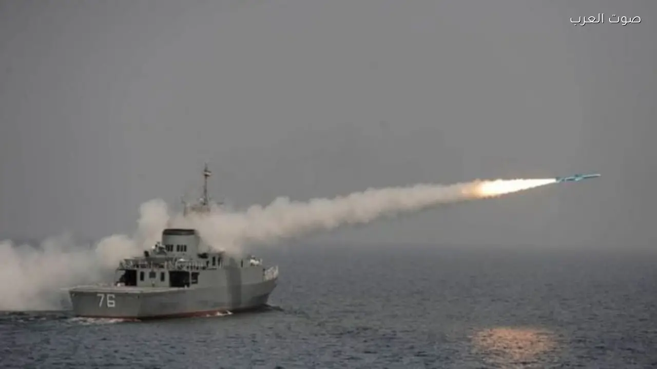 صاروخ إيراني ينفجر فوق تل أبيب ويطلق 4 قنابل