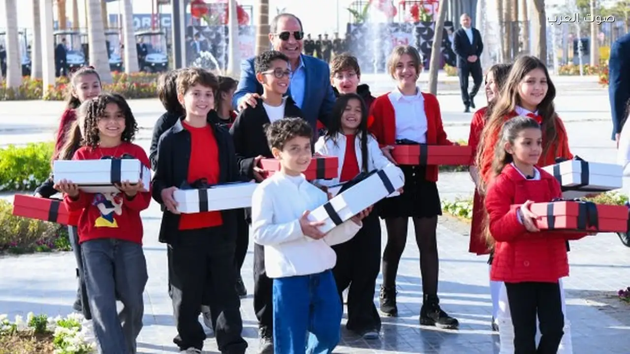 صور الرئيس السيسي مع أبناء الشهداء في احتفالية عيد الأضحى