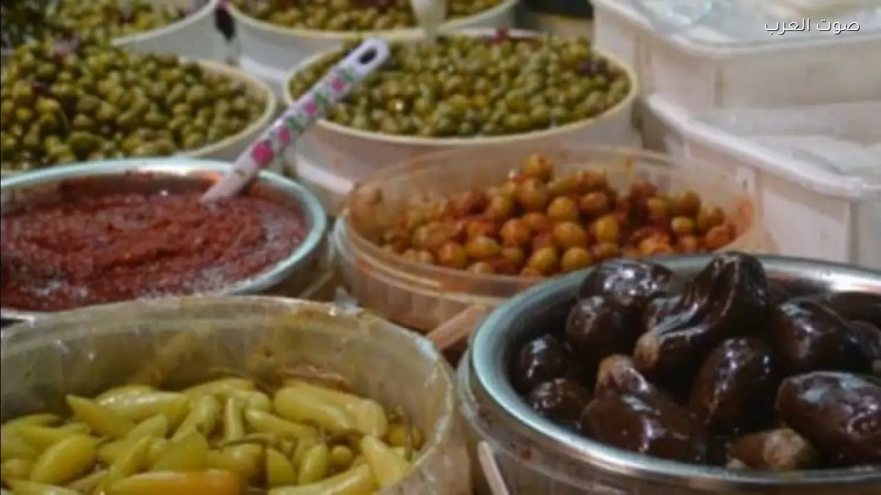 ضبط 3 أطنان من المخللات الفاسدة في مصنع بالغربية