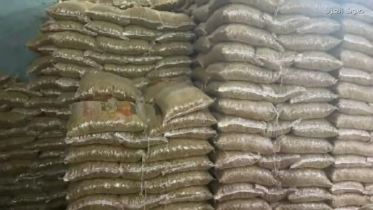 ضبط 53 طن من المواد الغذائية المجهولة المصدر في مصنع بالفيوم