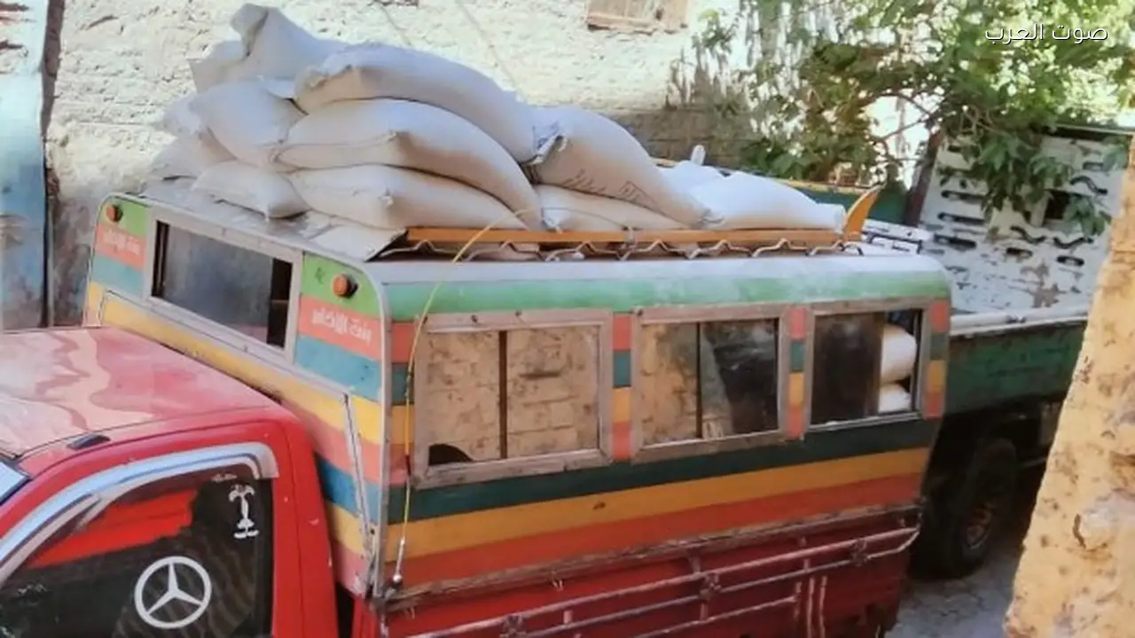 ضبط 72 جوال دقيق مدعم في سيارة أجرة بقنا