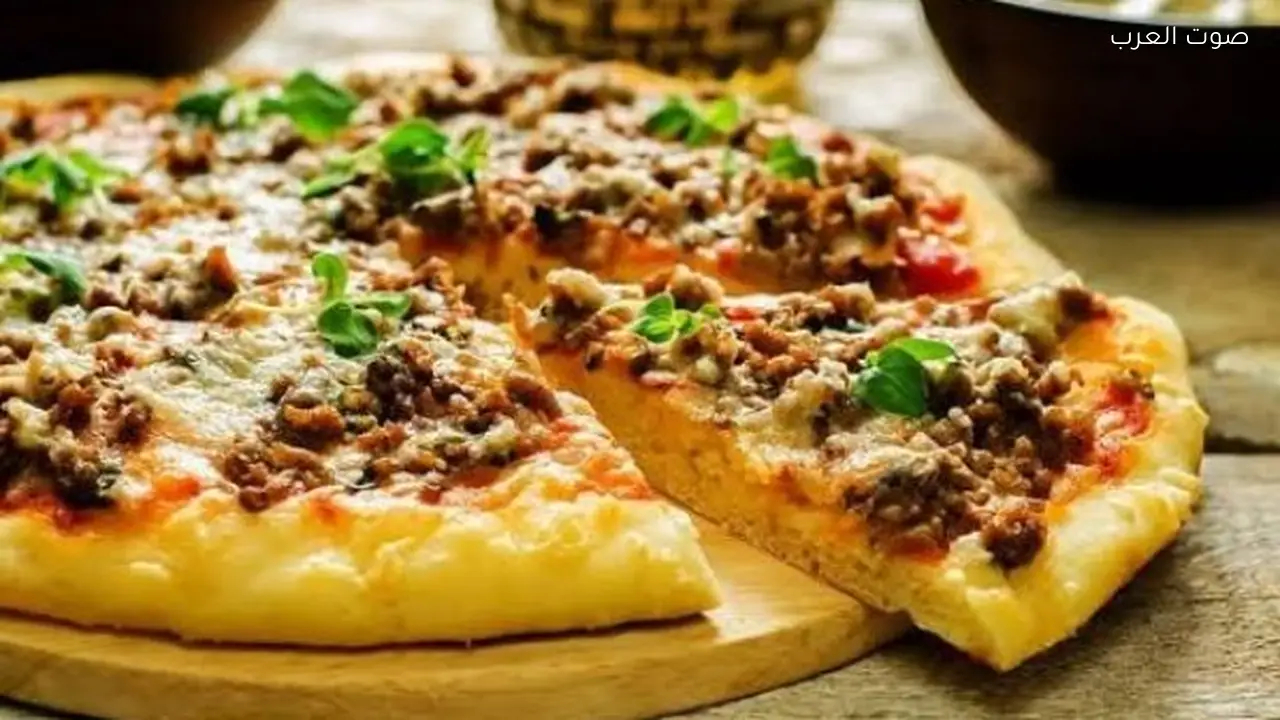 طريقة تحضير بيتزا باللحمة المفرومة بعجينة هشة في المنزل