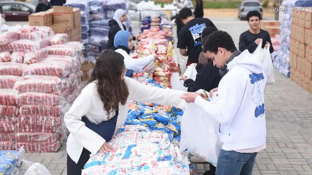طلاب الجامعة الأمريكية بالقاهرة يوزعون 6000 كرتونة غذائية لشهر رمضان
