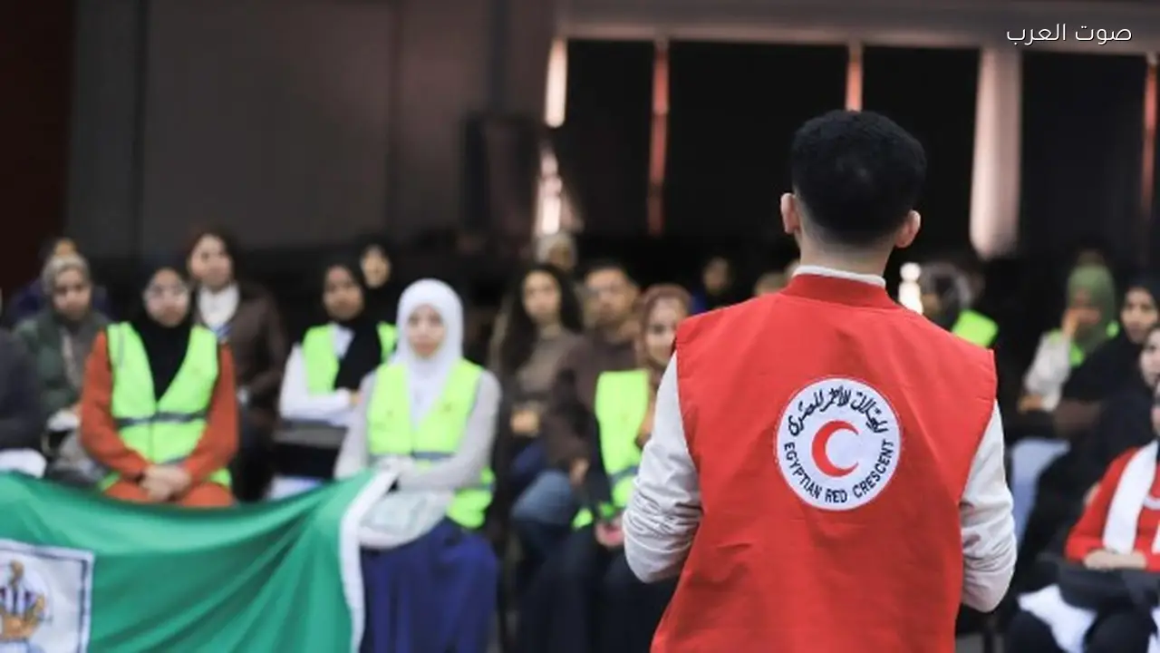 طلاب جامعة القاهرة يساهمون في تجهيز مساعدات لغزة مع الهلال الأحمر