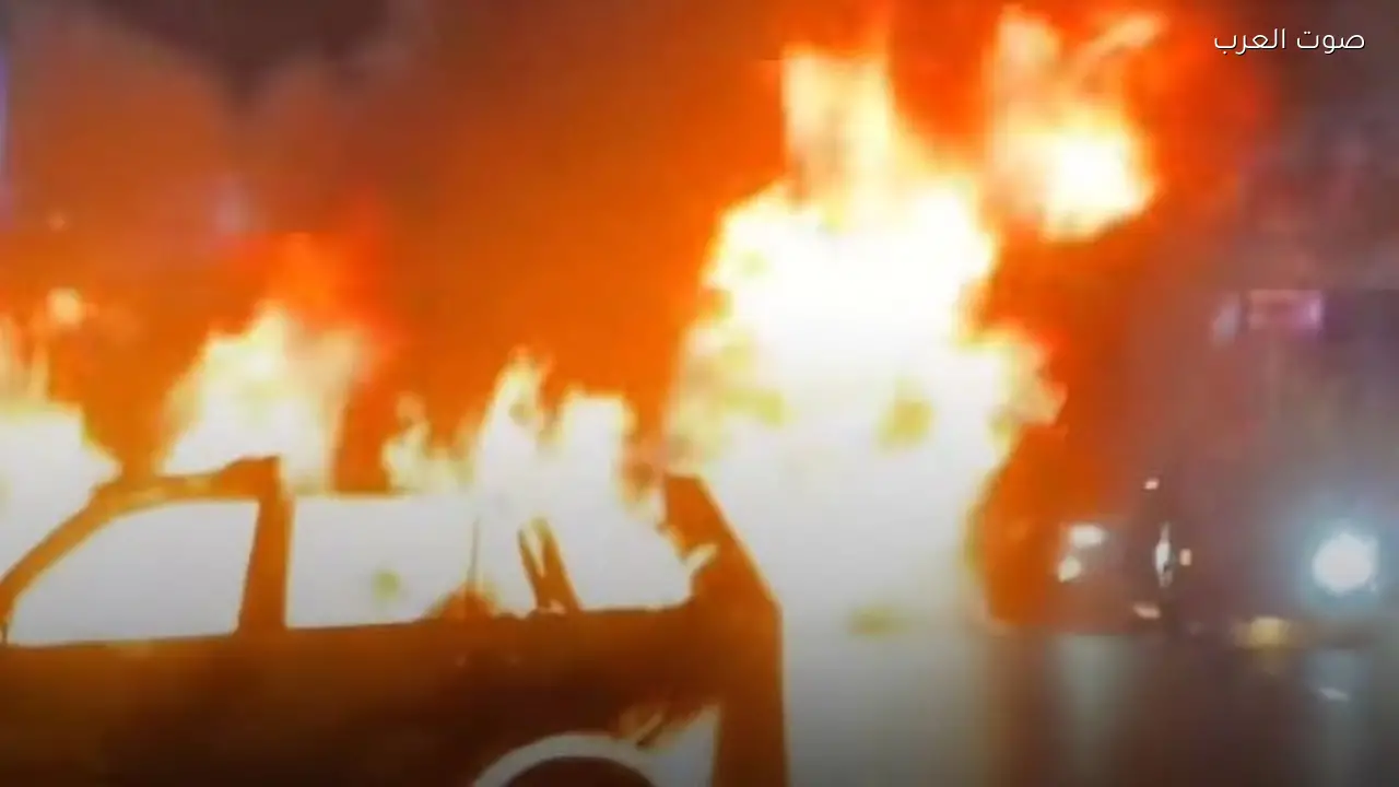 عائلة كاملة تتعرض للاحتراق في حادث سيارة على طريق السويس