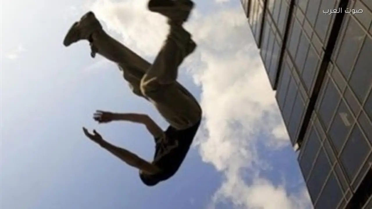عاطل يقفز من الطابق الرابع في العمرانية بسبب أزمة نفسية
