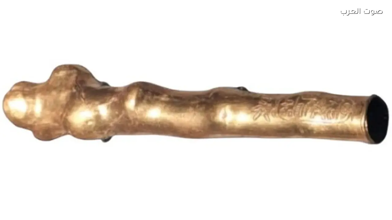 عرض عصا ذهبية للإله خنسو في المتحف المصري بالتحرير