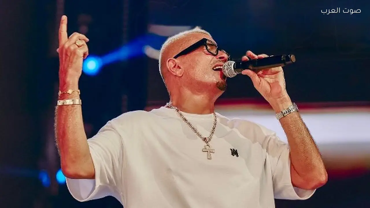 عمرو دياب يؤجل حفله الغنائي في دبي