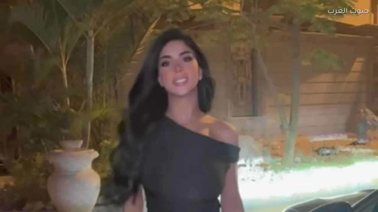 كارولين عزمي تتألق بفستان أسود في أحدث إطلالة