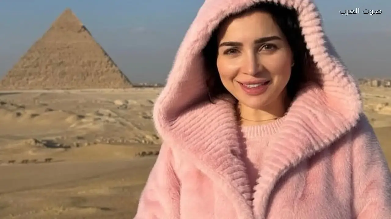 ليلى علوي تدعو لمي عز الدين بالشفاء بعد دخولها العناية