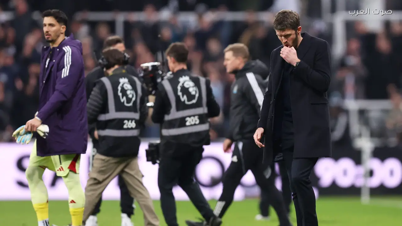 مايكل كاريك يصفق للجماهير بعد خسارة مانشستر يونايتد أمام نيوكاسل دون حديث مع اللاعبين